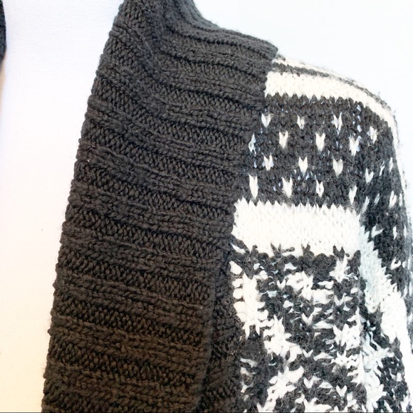 Abercrombie and Fitch geometric pattern cardigan - Picture 2 of 7